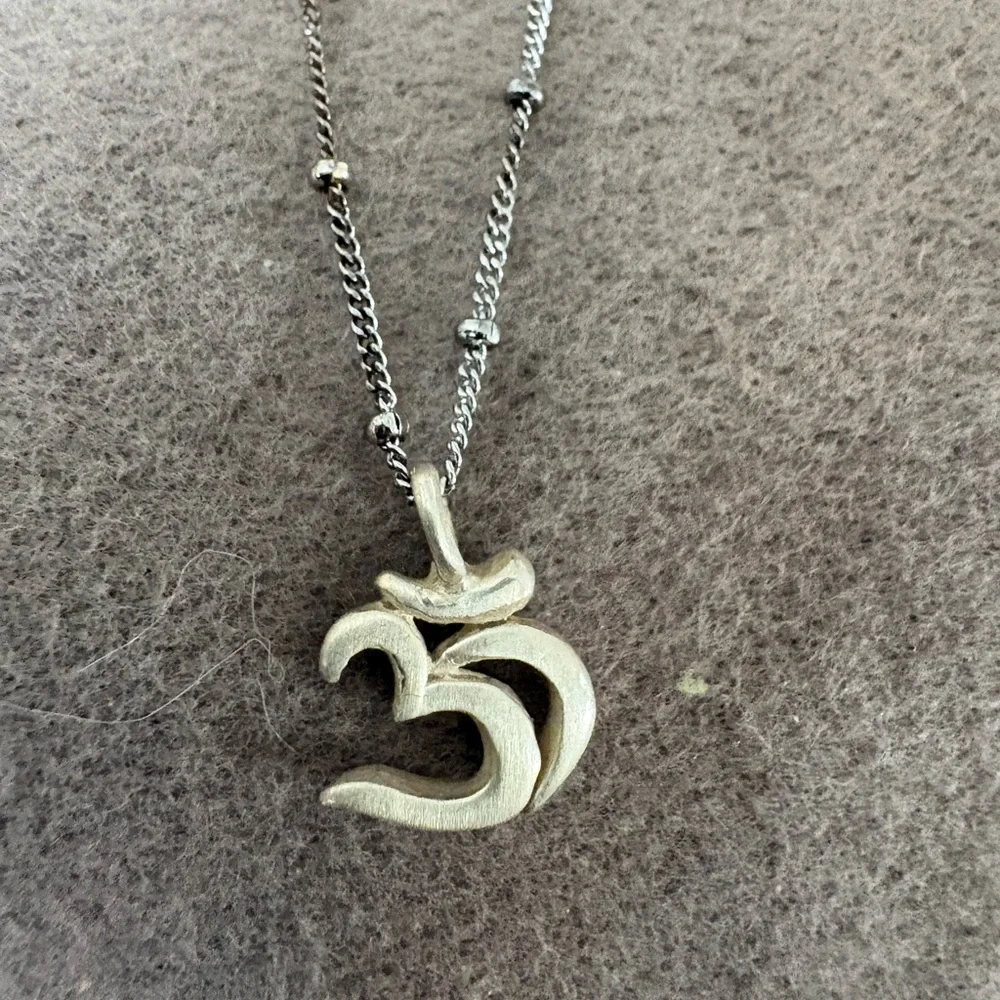 Satya Sterling Silver OM necklace - Picture 4 of 6